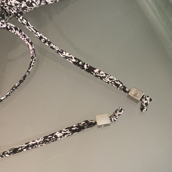 LIKE NEW Michael Kors BLACK and White Floral Jumpsuit size M - Picture 6 of 8